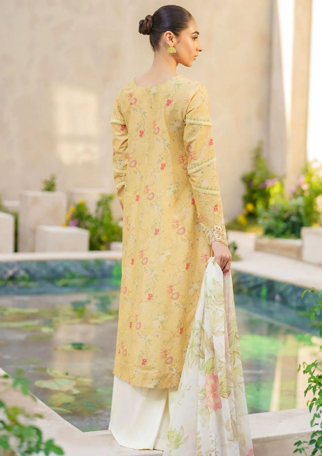 Iznik SFL-09 printed lawn 3pc emb unstiched